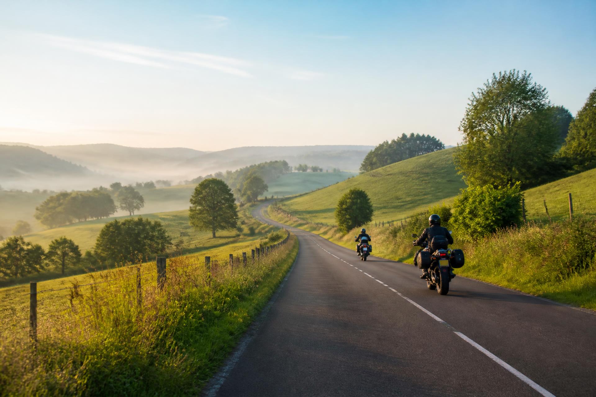 Motards en balade sur une route de campagne lorraine au coucher du soleil — FMF Meurthe-et-Moselle